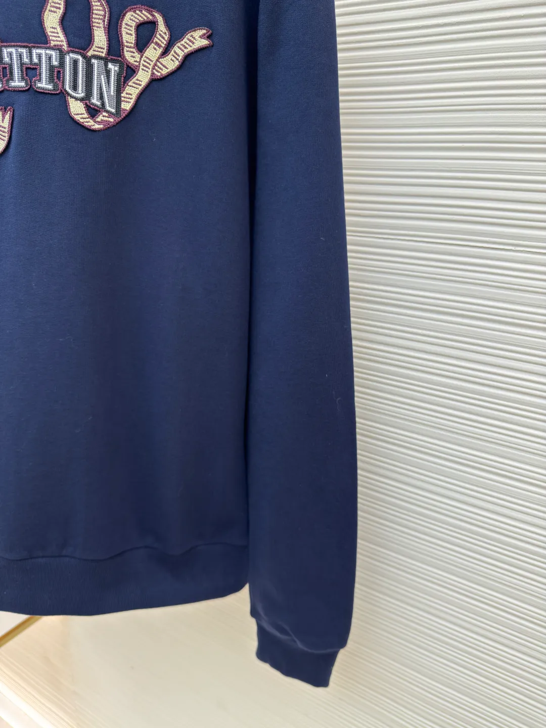 LOUISVUITTON pearlescent yarn Zhangzi sweatshirt ●Original version: purchased and developed for 10800 ●Item number: 1680727-A85 ●Fabric: double-ply large terry bottom sweatshirt fabric ●Technology: knitting ●Version: fitted version ●Weight: about 590 grams ●Size: XS-S-M-L ●Description: The fabric is made of cotton 32s double-ply large terry bottom sweatshirt fabric, matched with 26s double yarn 1*1 horizontal machine weaving thread, the front chapter is embroidered with a domestic high-speed embroidery machine, and the mesh bottom is padded with three layers of hot water sol material on top. Gold and silver thread + mercerized thread, the outer ring of the chapter adopts the Great Wall stitch method, and the inner part adopts the sun stitch method. The number of embroidery needles in the entire chapter reaches 150,000. The dense stacking of stitches is used to create a three-dimensional effect. The back panel is embroidered with three-dimensional flat embroidery with mercerized thread. The overall wiring is straight and delicate, the fabric is comfortable and soft, and the color is consistent without color difference. It can be matched with the same style to create a fashionable look and control various occasions. Customized accessories, complete with three standards, same style for men and women!